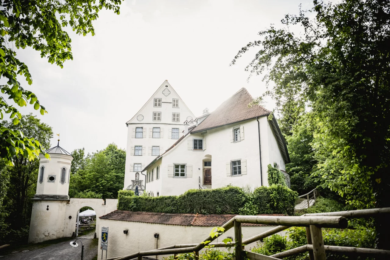 Außenansicht von Schloss Achberg, ein historischer und idyllischer Veranstaltungsort des Bodenseefestivals in Oberschwaben.