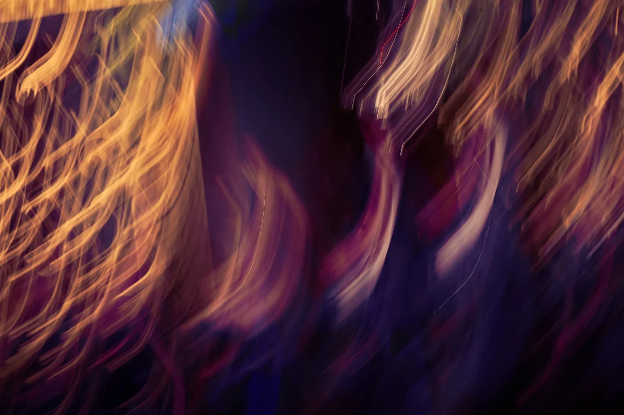 Dynamische Lichtspuren und farbige Reflexionen eines Konzertes von VOCES8 – künstlerische Interpretation des Festivalthemas.