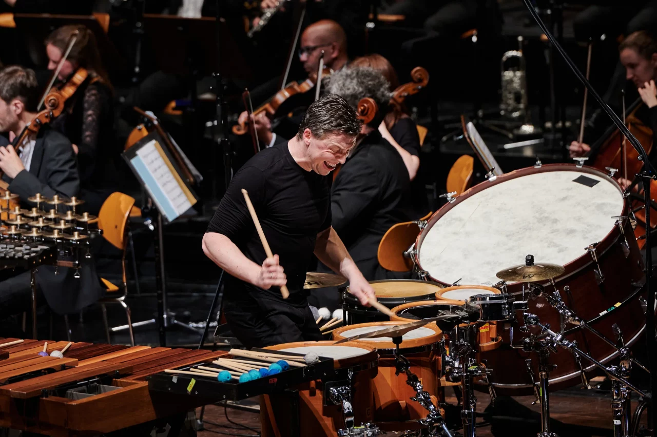 Artist in Residence Martin Grubinger spielt ein energetisches Percussion-Solo beim Eröffnungskonzert des Bodenseefestivals 2022.