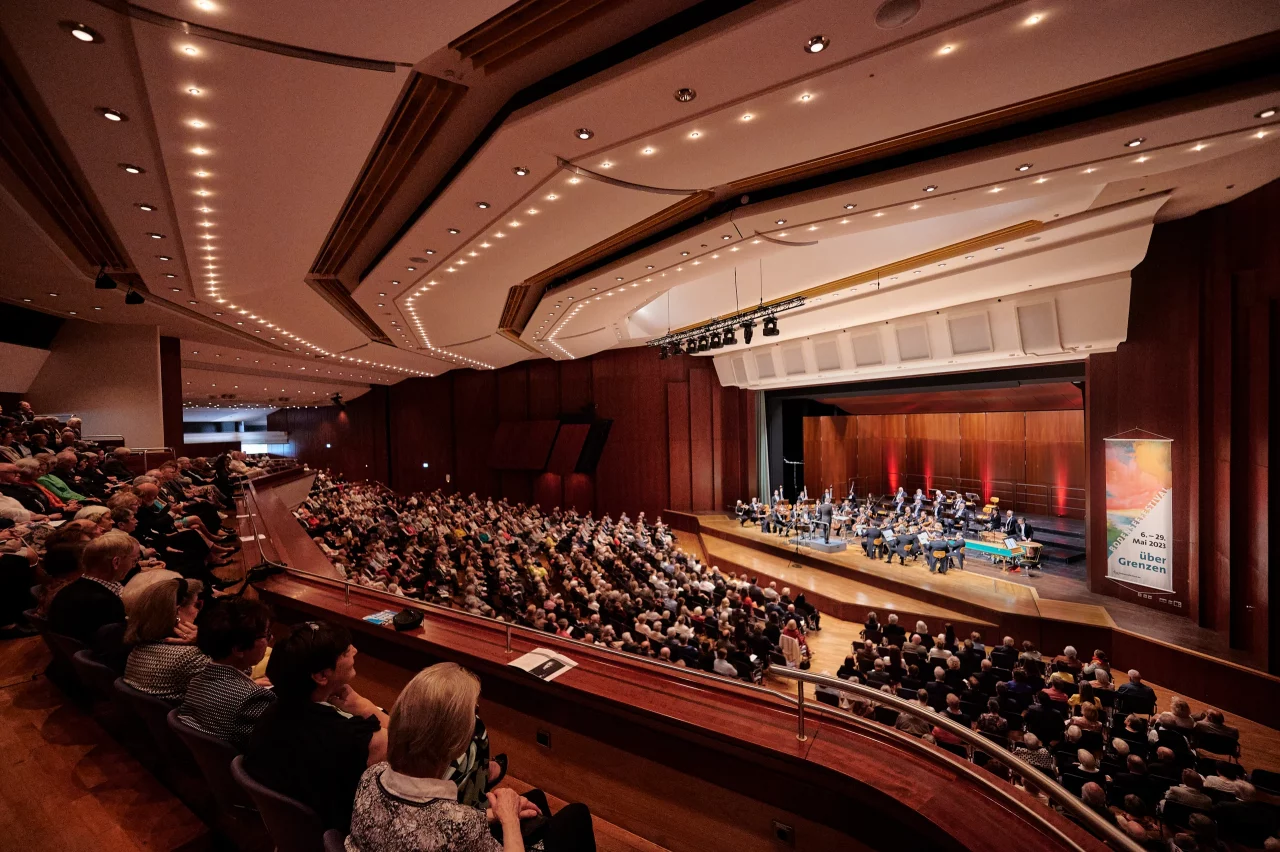 Eröffnungskonzert des Bodenseefestivals 2023 im Graf-Zeppelin-Haus Friedrichshafen mit Artist in Residence Avi Avital an der Mandoline.