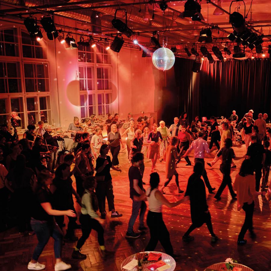 Mit-Tanzen lädt zum gemeinsamen musizieren und tanzen ein. Es ist beim Bodenseefestival in Friedrichshafen, Romanshorn und Hard zu erleben und jeder ist eingeladen