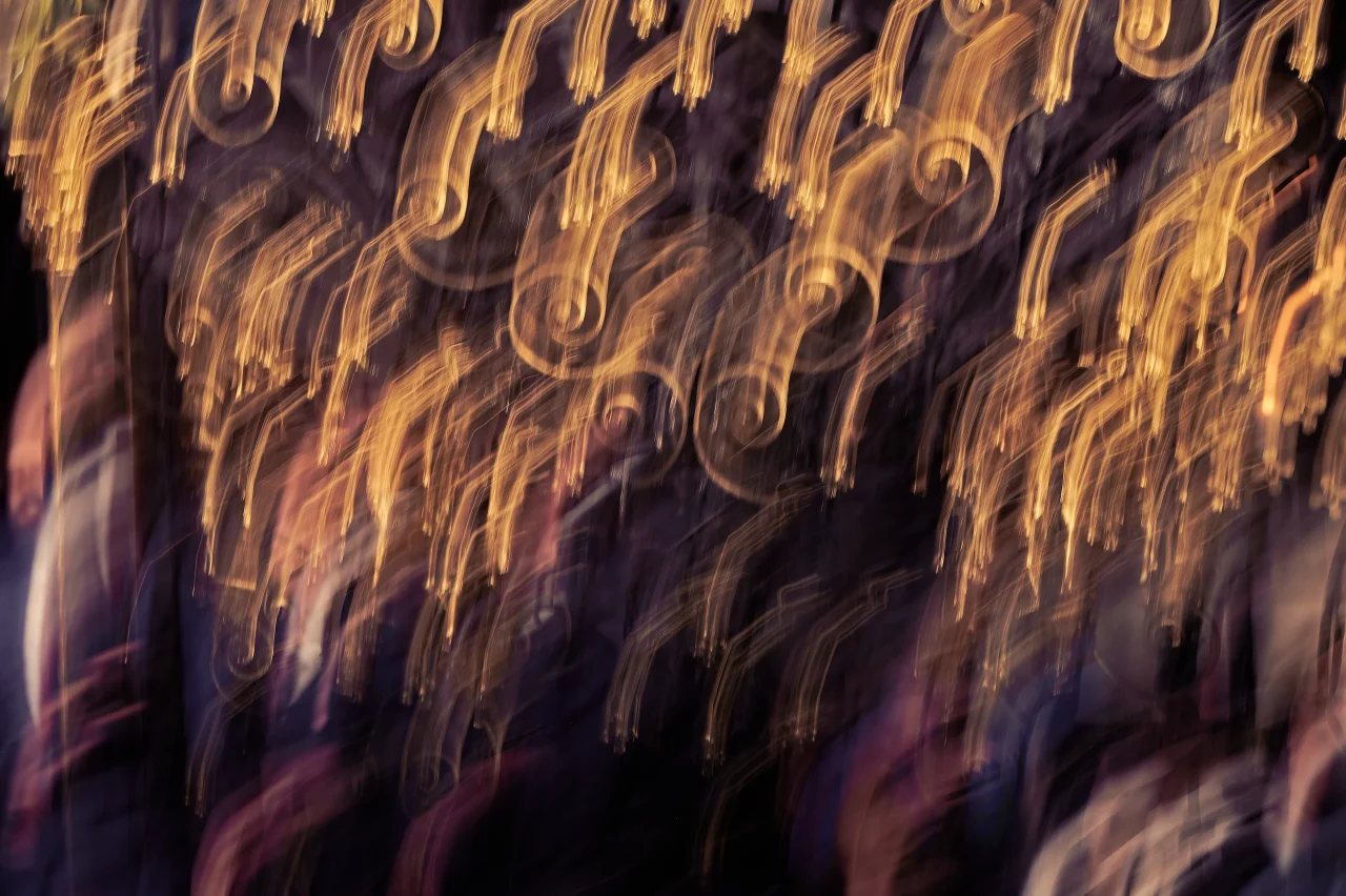 Abstrakte Lichtkunst-Fotografie von Victor Marin, aufgenommen während eines Konzerts des Ensembles VOCES8 beim Bodenseefestival.