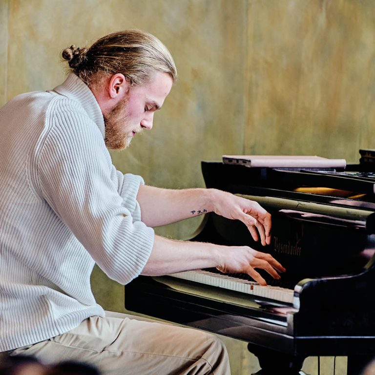 Studierende der Klavierklasse Anna Adamik an der Stella Vorarlberg Privathochschule für Musik spielen beim Bodenseefestival 2026 in Schloss Achberg