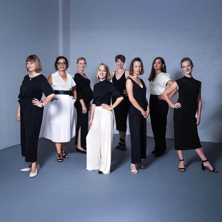 Das Vokalensemble sy'zan und der Organist Manuel Mader spielen im Rahmen eines Wanderkonzertes beim Bodenseefestival 2026 in Friedrichshafen