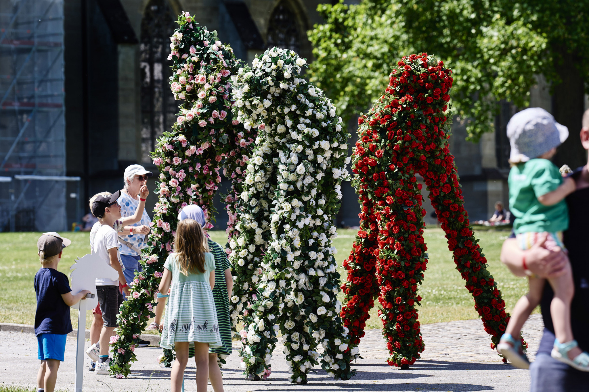 Die Walking Roses verzaubern die Gäste des Picknickkonzertes in malerischer Kulisse des Schlossparks