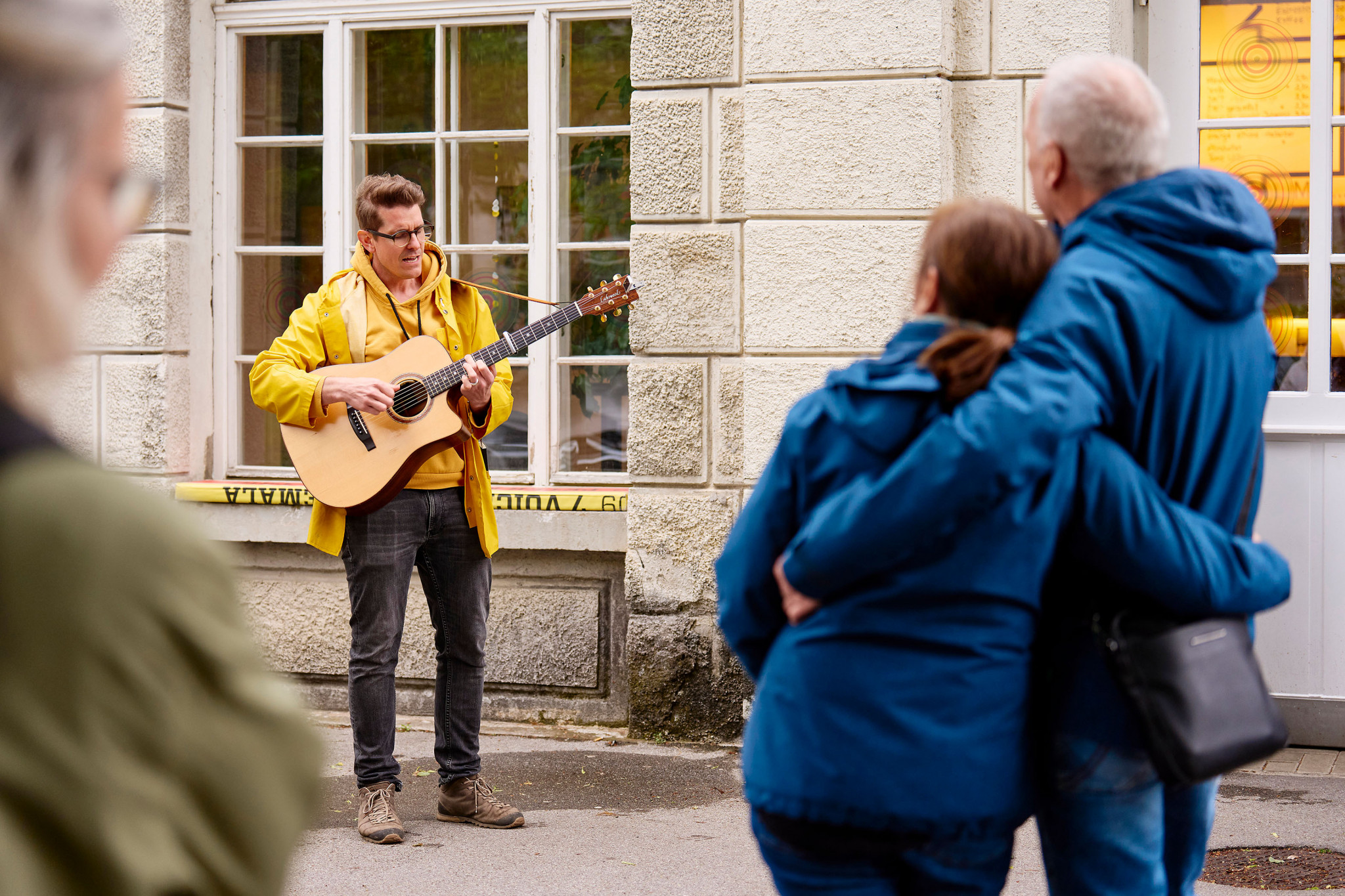 Singer-Songwriter Flavian Graber begab sich mit dem Publikum auf ein Wanderkonzert am Harder Bodenseeufer.